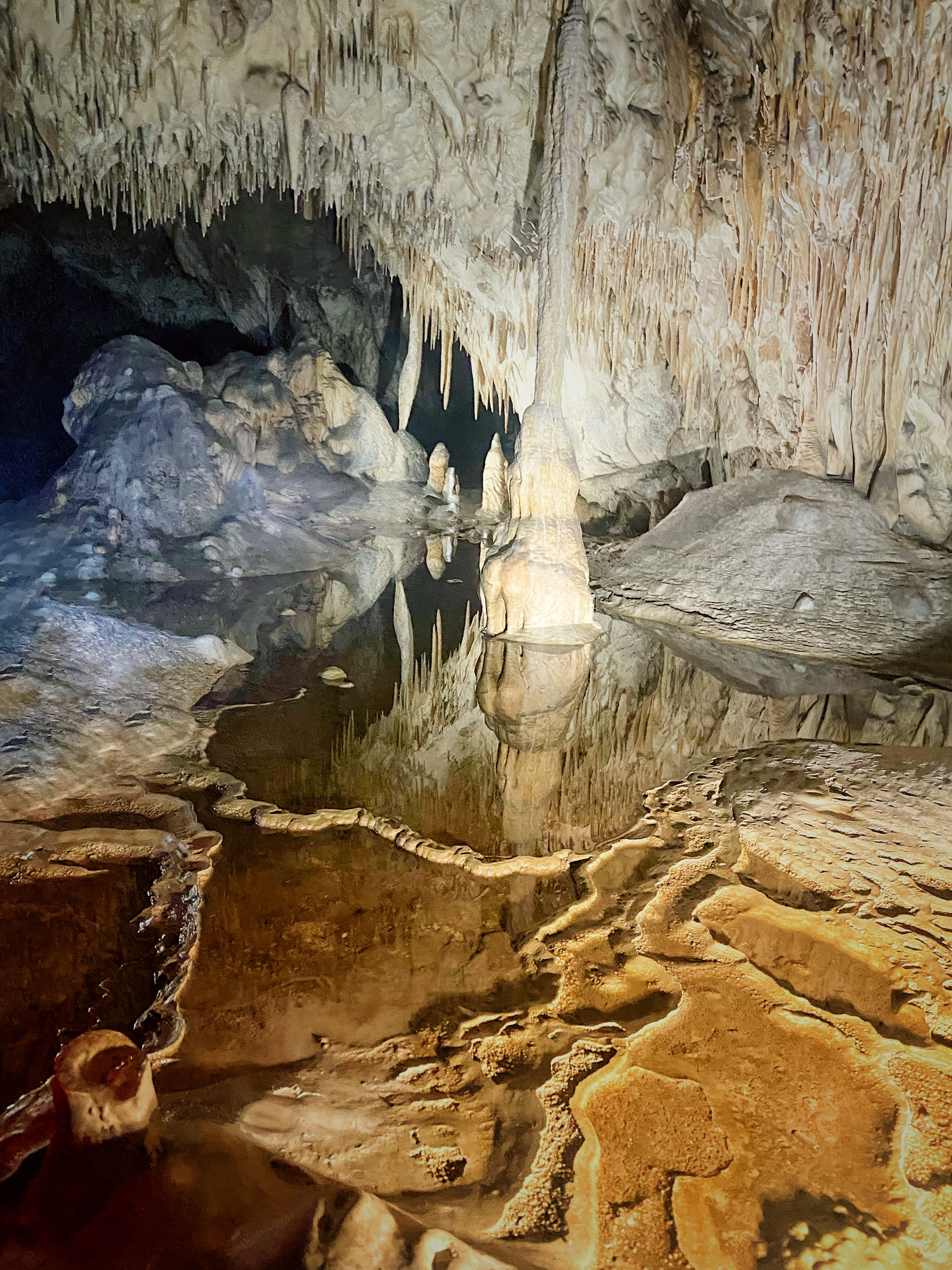 stalaktyt, stalagmit, woda, wnetrze jaskinii